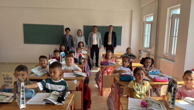 Belediye Başkanı Akel’den miniklere kırtasiye hediyesi
