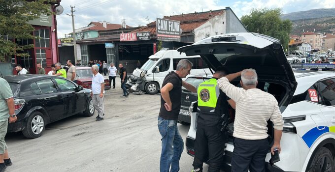Özel eğitim gören öğrencileri taşıyan okul servisi kaza yaptı: 5’i çocuk 7 yaralı