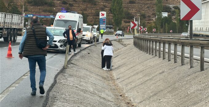Yağış nedeniyle kayganlaşan yolda 2 otomobil çarpıştı: 2 yaralı