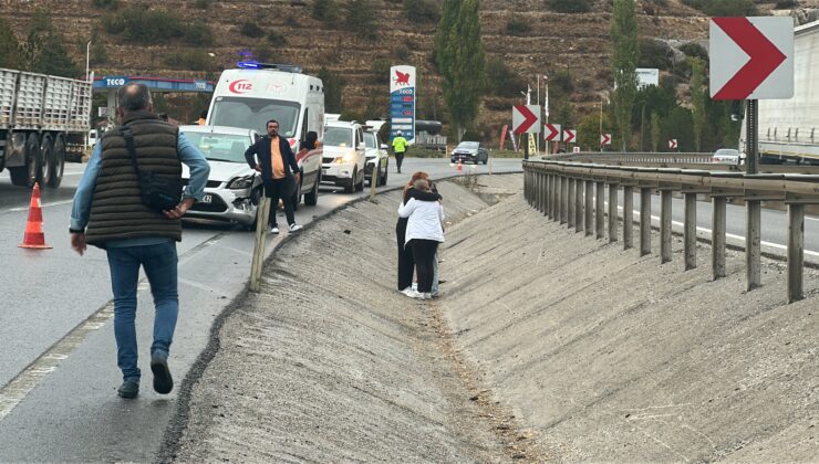 Yağış nedeniyle kayganlaşan yolda 2 otomobil çarpıştı: 2 yaralı