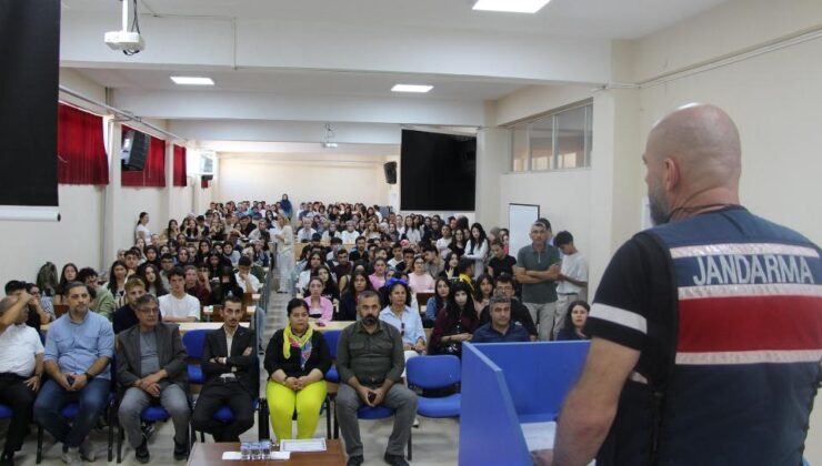 Jandarma ekiplerinden öğrencilere siber farkındalık eğitimi