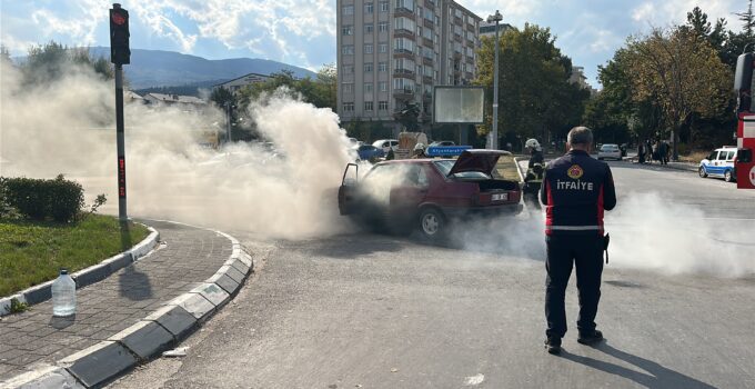 Araç yangını büyümeden söndürüldü
