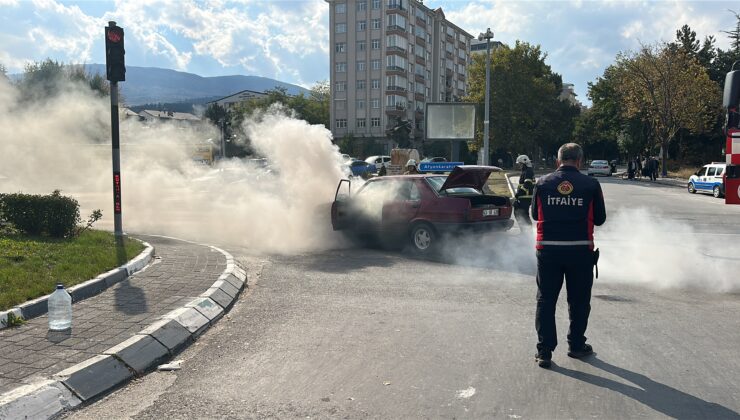Araç yangını büyümeden söndürüldü