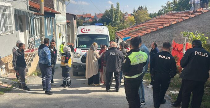 3 çocuğuyla evde mahsur kalan anneyi ekipler ve vatandaşlar kurtardı