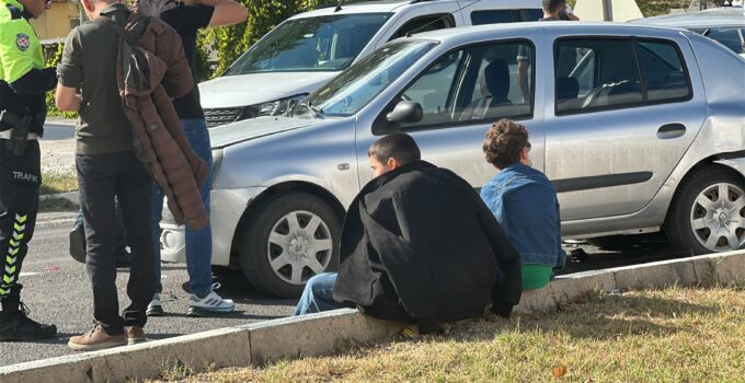 Servis otobüsü, kırmızı ışıkta bekleyen araçlara çarptı: 3 yaralı