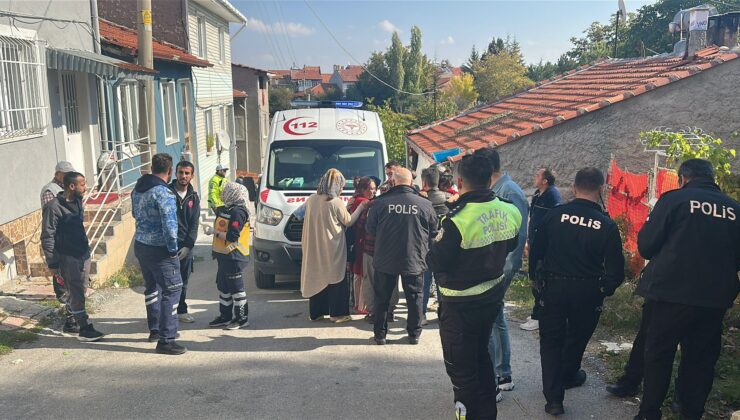 3 çocuğuyla evde mahsur kalan anneyi ekipler ve vatandaşlar kurtardı