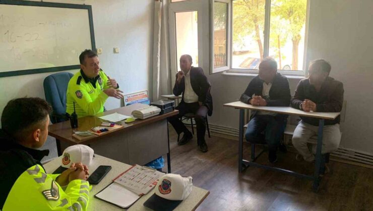 Okul servis şoförlerine trafik eğitimi verildi