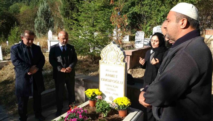 Merhum Ahmet Yakupoğlu kabri başında dualarla anıldı