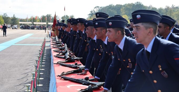 Eğitimini tamamlayan uzman erbaşlar yemin etti