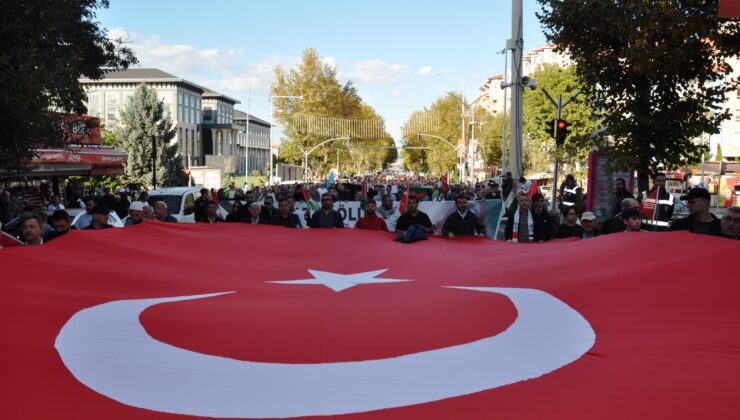 Yüzlerce vatandaş Gazze için ayakta