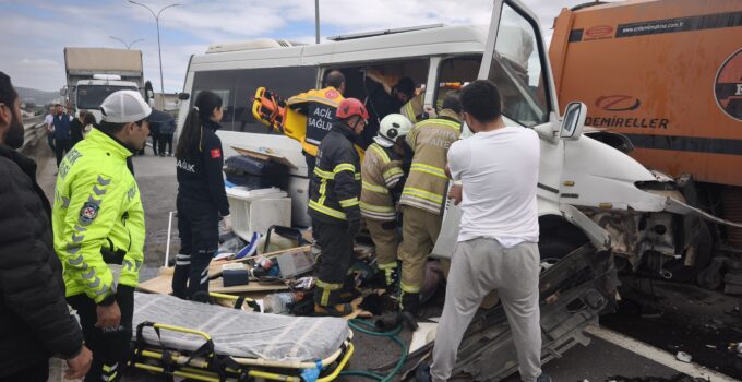 Karavan karayolları aracına çarptı: Sürücü öldü, eşi yaralandı