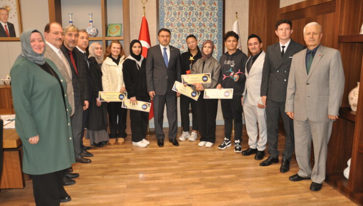 Vali Işın, çeşitli yarışmalarda derece alan öğrencileri ağırladı