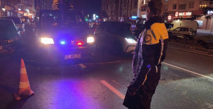 Usulsüz çakarla polis merkezine gelen sürücüye para cezası
