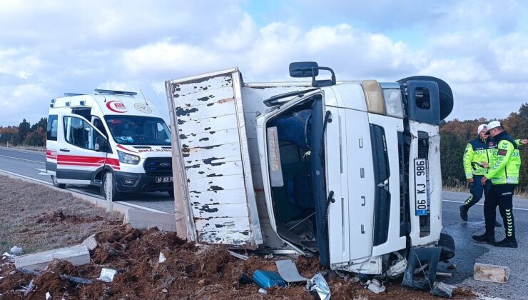 Devrilen kargo kamyonunun sürücüsü yaralandı