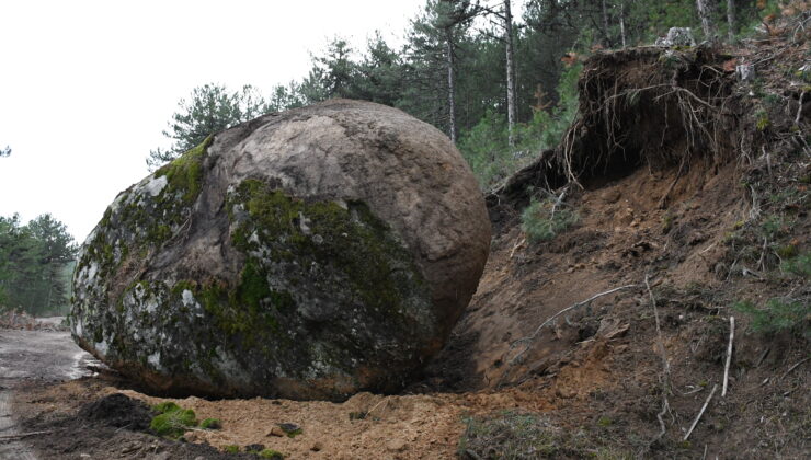 Sındırgı depremi sonrası Emet’te dev kaya yola düştü