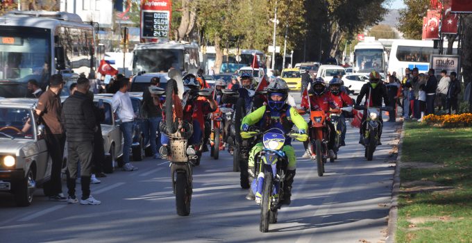 Motosikletler ve klasik araçlarla Cumhuriyet turu