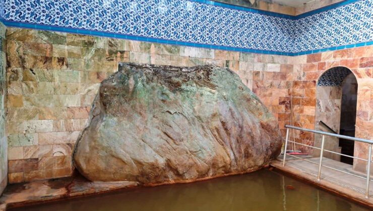 Yeniceköy şifa hamamı devasa kaya ile ilgi odağı oldu