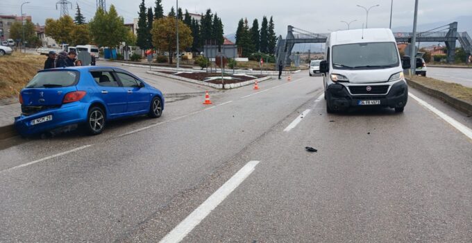 Aynı kavşakta yine kaza: Vatandaşlar düzenleme istiyor