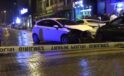 İki otomobil çarpıştı, otomobillerden biri dükkana girdi: 3 yaralı