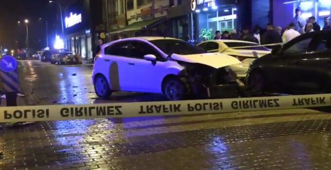 İki otomobil çarpıştı, otomobillerden biri dükkana girdi: 3 yaralı
