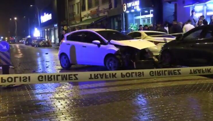 İki otomobil çarpıştı, otomobillerden biri dükkana girdi: 3 yaralı