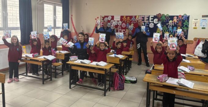 Polis ekiplerinden, anaokulu ve ilkokulu öğrencilerine eğitim