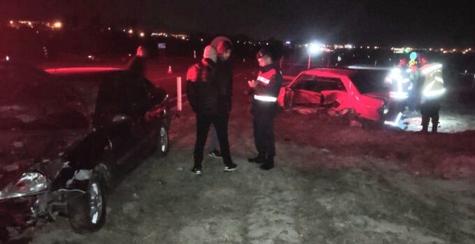 İki otomobil çarpıştı: 6 yaralı