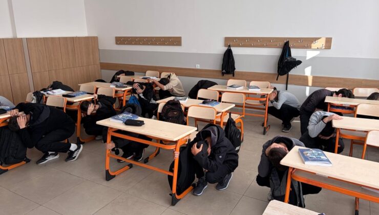 Tüm okullarda eş zamanlı deprem tatbikatı yapıldı