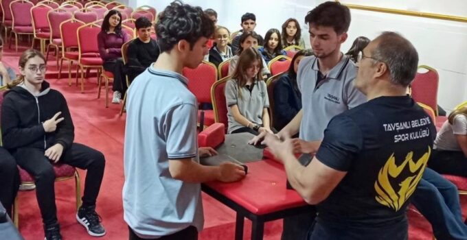 Lise öğrencilerine bilek güreşinin incelikleri anlatıldı