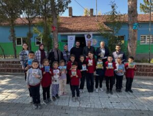 7 köy okuluna bin 700 kitap desteği