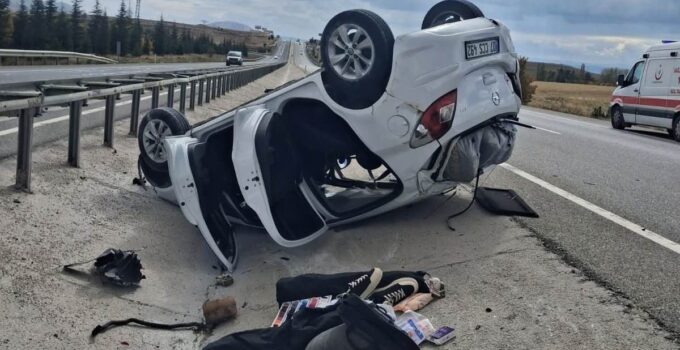 Devrilen otomobilden fırlayan teker başka kazaya neden oldu