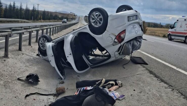 Devrilen otomobilden fırlayan teker başka kazaya neden oldu
