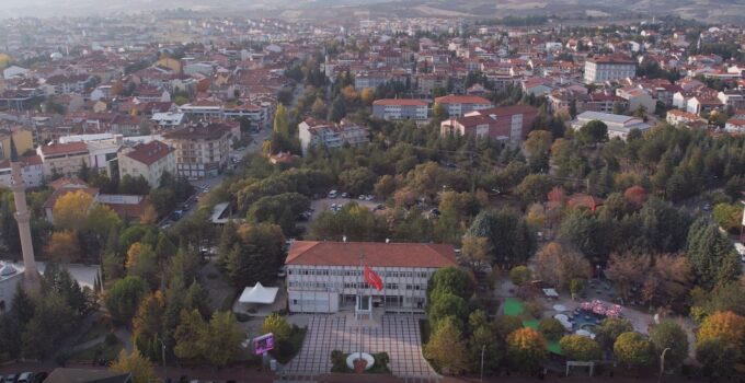 İkametgâhını Gediz’e taşıyan öğrencilere 2 bin TL’lik hediye çeki