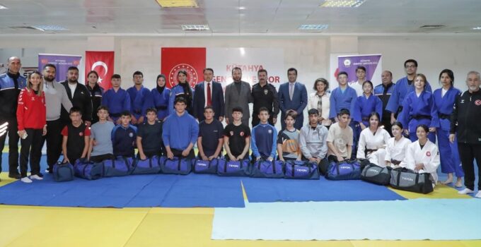 Judo ve güreş eğitimi alan öğrencilere spor malzemesi desteği
