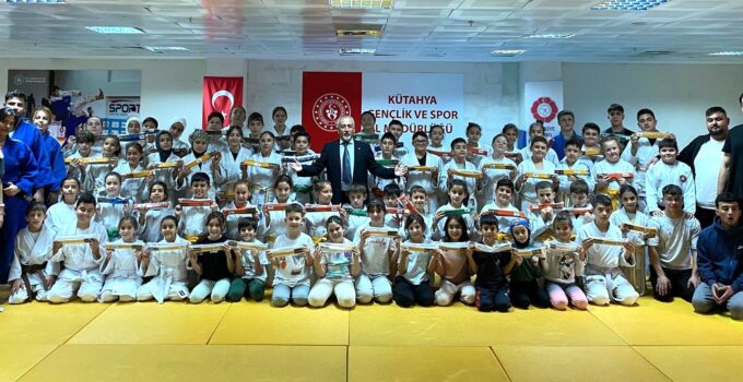 100 sporcu üst kemere yükseldi