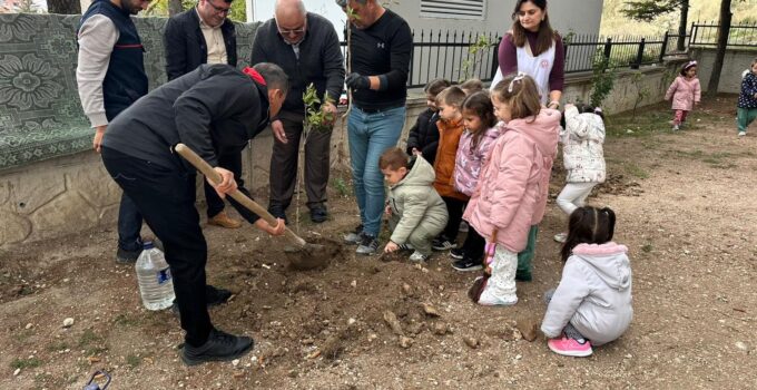 Minik öğrencilere uygulamalı fidan dikme eğitimi