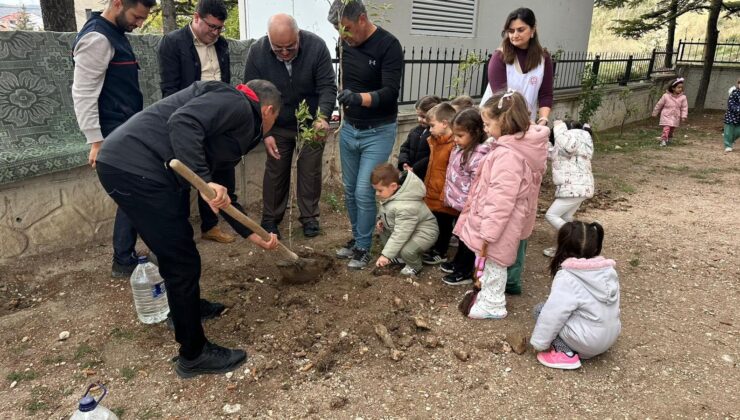 Minik öğrencilere uygulamalı fidan dikme eğitimi