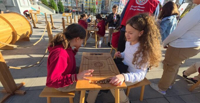 ‘Geleneksel Oyun Tırı’ çocuklarla buluştu