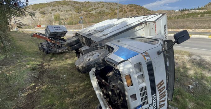 Direksiyonu kilitlenen kamyonet şarampole devrildi