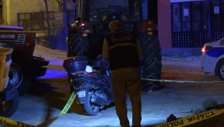 Motosikletin altında kalan sürücü ağır yaralandı