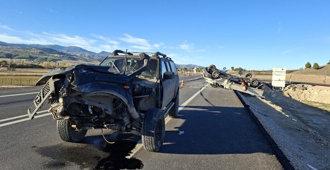 Kamyonet ile arazi aracı çarpıştı: 4 yaralı