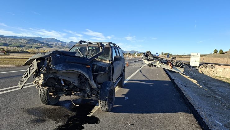 Kamyonet ile arazi aracı çarpıştı: 4 yaralı