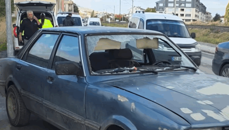 Ehliyetsiz sürücünün kullandığı otomobil yayalara çarptı