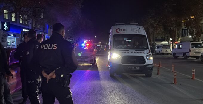 Bıçaklanan alkollü şahıslar hastaneye kaldırıldı: 1 gözaltı
