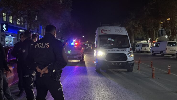 Bıçaklanan alkollü şahıslar hastaneye kaldırıldı: 1 gözaltı