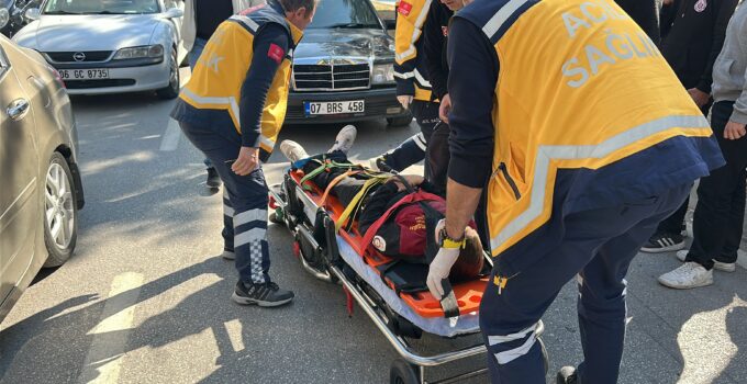 Yolun karşısına geçen öğrenciye otomobil çarptı: 1 yaralı