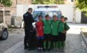 Yol ortasında buldukları çantayı polis abilerine teslim ettiler