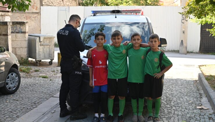 Yol ortasında buldukları çantayı polis abilerine teslim ettiler