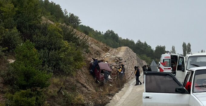 Otomobil istinat duvarına çarptı: 1 ölü, 1 ağır yaralı