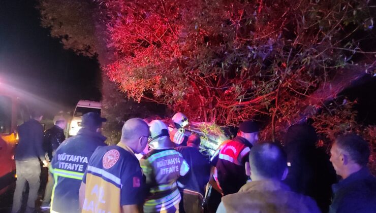 Ağaca çarpan otomobilde sıkışan sürücüyü itfaiye kurtardı